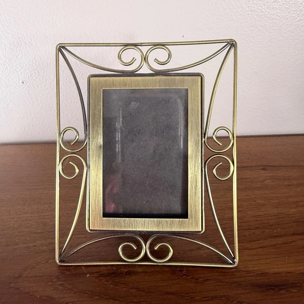 Vintage Style Brass Tone Scrollwork Picture Frame 3x5 Tabletop Ornate Metal